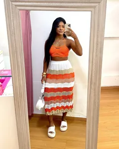Conjunto de crochet de dos piezas con top naranja y falda de playa de zigzag.