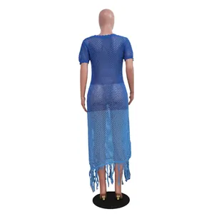 Vue arrière détaillée d'une robe de plage en crochet dégradé bleu avec motif résille et franges
