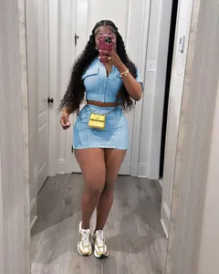 Ensemble deux pièces tendance avec gilet à zip et mini-jupe délavé bleu clair pour femme