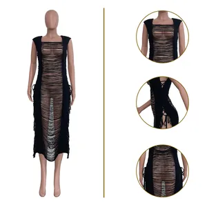 Detailansicht des schwarzen gestrickten Fransen-Strandkleids mit modischen Cut-outs