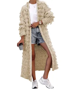 Detailansicht einer langen beigen Fransenstrickjacke mit grober zotteliger Strickstruktur.