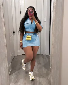 Ensemble deux pièces bleu délavé avec gilet zippé court et mini-jupe assortie