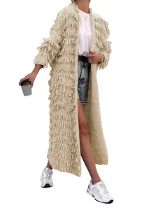 Detailansicht eines langen beigen Strick-Cardigans im Boho-Stil mit Fransenstruktur