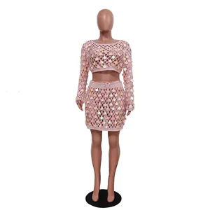 Détail d'un ensemble de deux pièces en crochet rose avec des paillettes pour la plage.