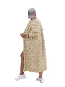 Seitenprofil einer langen beigen Strickjacke mit strukturierten Fransendetails
