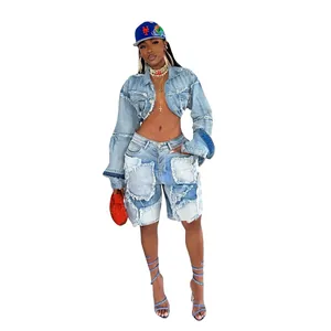 Détail d'un ensemble en jean délavé vintage élégant avec une veste et un short à patchs
