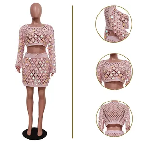 Vues détaillées d'un ensemble rose au crochet à deux pièces avec sequins irisés