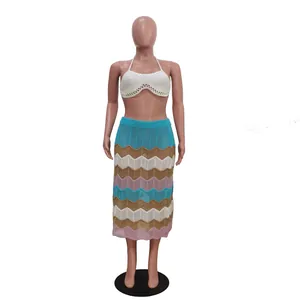 Vista detallada del top de bikini de ganchillo y falda de playa con zigzag multicolor
