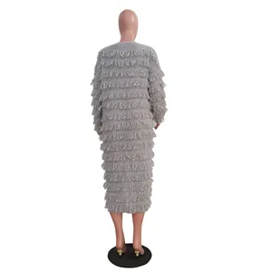 Rückansicht eines schicken grauen langen Damen-Strickcardigans mit Fransen-Details