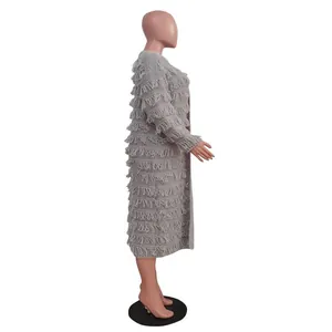 Seitenansicht einer grauen Langarm-Strickjacke mit Fransen für Damen in Detailansicht