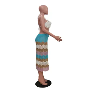 Vista lateral de un conjunto de bikini de ganchillo con falda de patrón de zigzag colorido.