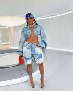 Ensemble mode femme en denim bleu délavé vintage avec veste et short à empiècements