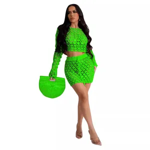 Ensemble deux pièces au crochet vert fluo avec haut court à sequins et mini-jupe