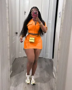 Ensemble deux pièces orange vif décontracté avec gilet zippé et mini-jupe assortie