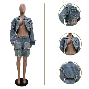 Détails d'un ensemble en jean rétro délavé avec des empiècements.