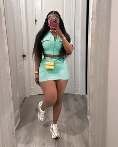 Vue détaillée d'un ensemble deux pièces vert menthe pour femme avec gilet et jupe