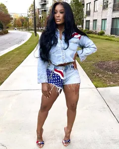 Detailaufnahme eines Denim-Sets mit Amerika-Flaggenprint auf kurzer Jacke und Shorts.