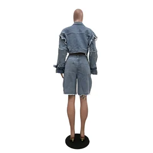 Vue arrière d'un ensemble en jean délavé vintage avec veste et short sur un mannequin