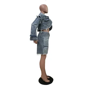 Vue latérale d'un ensemble en jean délavé avec veste et jupe à bords crus