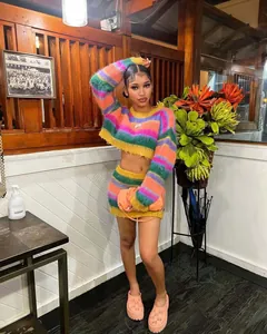 Ganzkörperansicht eines lebhaften, regenbogenfarbenen Strick-Crop-Tops und Minirock-Sets