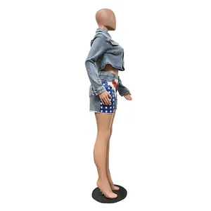 Seitenansicht des Damen-Denim-Sets mit kurzer Jacke und Shorts mit Flaggen-Print