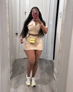 Ensemble deux pièces en velours côtelé beige avec haut court zippé et mini-jupe