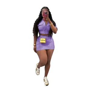 Vue détaillée d'un ensemble violet deux pièces avec texture délavée et crop top
