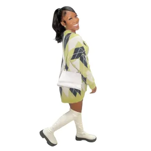 Vue complète du pull en maille argyle surdimensionné pour femme avec bottes hautes blanches