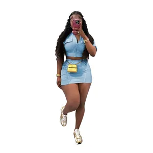 Ensemble décontracté pour femme avec haut zippé bleu clair et mini-jupe assortie