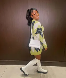 Femme en robe pull en tricot à losanges vert lime et bottes cuissardes blanches