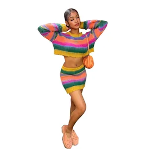 Detaillierte Ansicht des bunt gestreiften Strick-Crop-Tops und Minirock-Sets für Damen