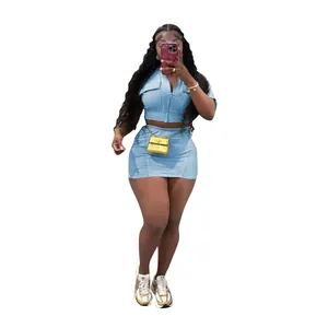Vue de face de l'ensemble deux pièces décontracté bleu délavé avec crop top et mini jupe
