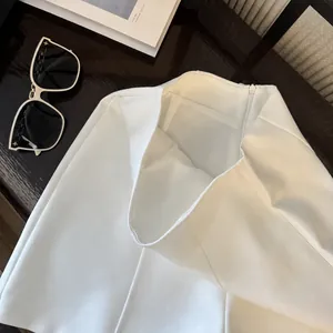 Vue détaillée de la taille et de la texture du tissu d'un short de costume taille haute