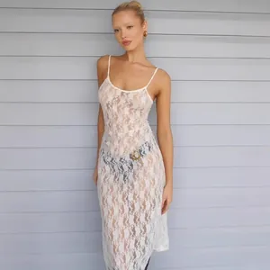 Robe nuisette blanche en dentelle transparente avec détails floraux