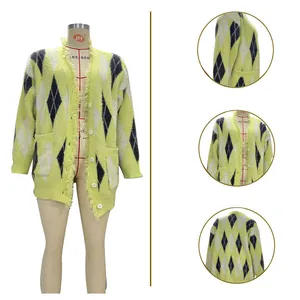 Vue détaillée du cardigan en tricot argyle pour femme avec bordure à franges