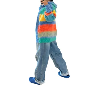 Vista dettagliata di un cardigan in maglia oversize a righe arcobaleno con cappuccio