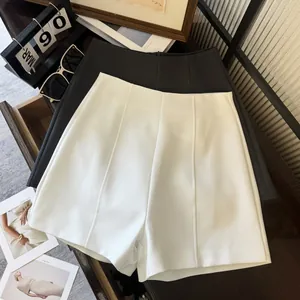Short de costume trapèze taille haute minimaliste pour femme avec détails en tissu