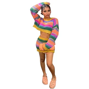 Farbenfrohes gestreiftes zweiteiliges Strickset mit kurzem Oberteil und Minirock