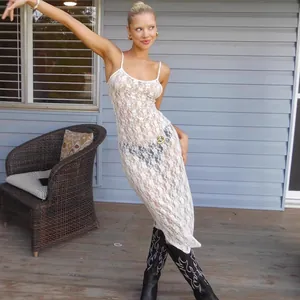 Vue d'ensemble de la robe nuisette en dentelle florale blanche transparente sur mannequin
