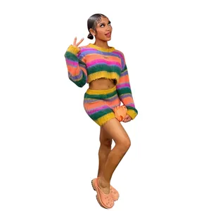 Farbenfrohes, regenbogengestreiftes Strickset aus Crop-Pullover und Minirock für Damen
