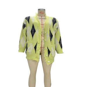 Vue détaillée d'un gilet en maille duveteuse à losanges vert citron pour femmes