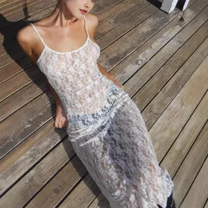 Vue détaillée d'une robe en dentelle blanche avec des motifs floraux transparents
