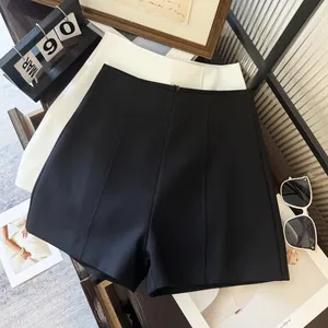 Gros plan sur un short de costume noir et blanc à taille haute avec une coupe trapèze élégante