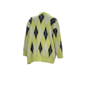 Gros plan sur un cardigan en maille losanges jaune surdimensionné à texture douce