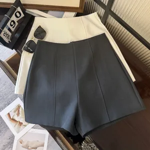 Vue détaillée des shorts de costume minimalistes gris et blancs à taille haute chic