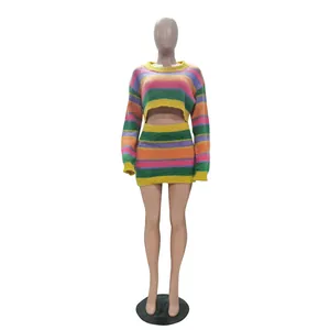 Lebhaftes, regenbogenfarben gestreiftes Strick-Crop-Top und Minirock-Set für Damen
