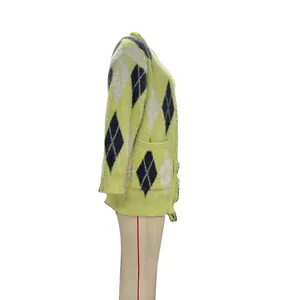 Vue latérale d'un cardigan en maille argyle duveteuse jaune et noir