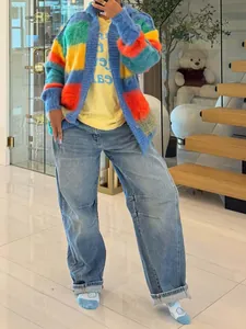 Primo piano del cardigan a maglia a righe colorate vibranti dal design oversize