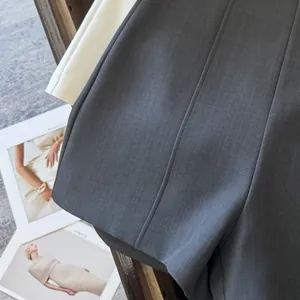 Vue macro détaillée montrant le tissu gris de qualité et les coutures de ce short chic.