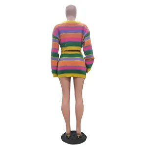 Rückansicht eines bunten regenbogenfarbenen zweiteiligen Stricksets mit kurzem Pullover und Rock